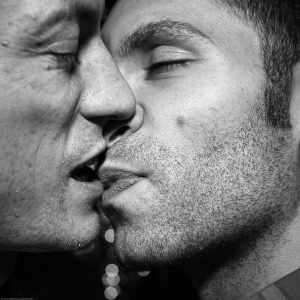 Kiss: Ryan Gilbert + Michael Correntte / 20100117.7D.02103.P1.L1